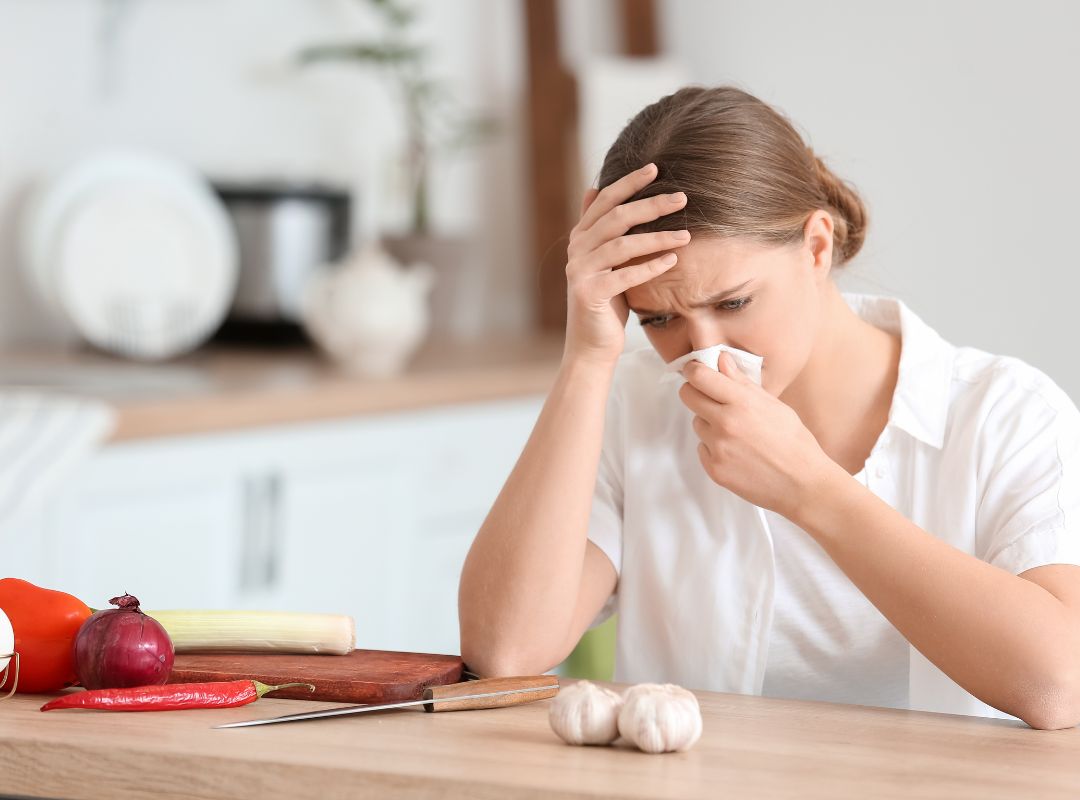 Une femme qui fait une allergie à l'ail noir