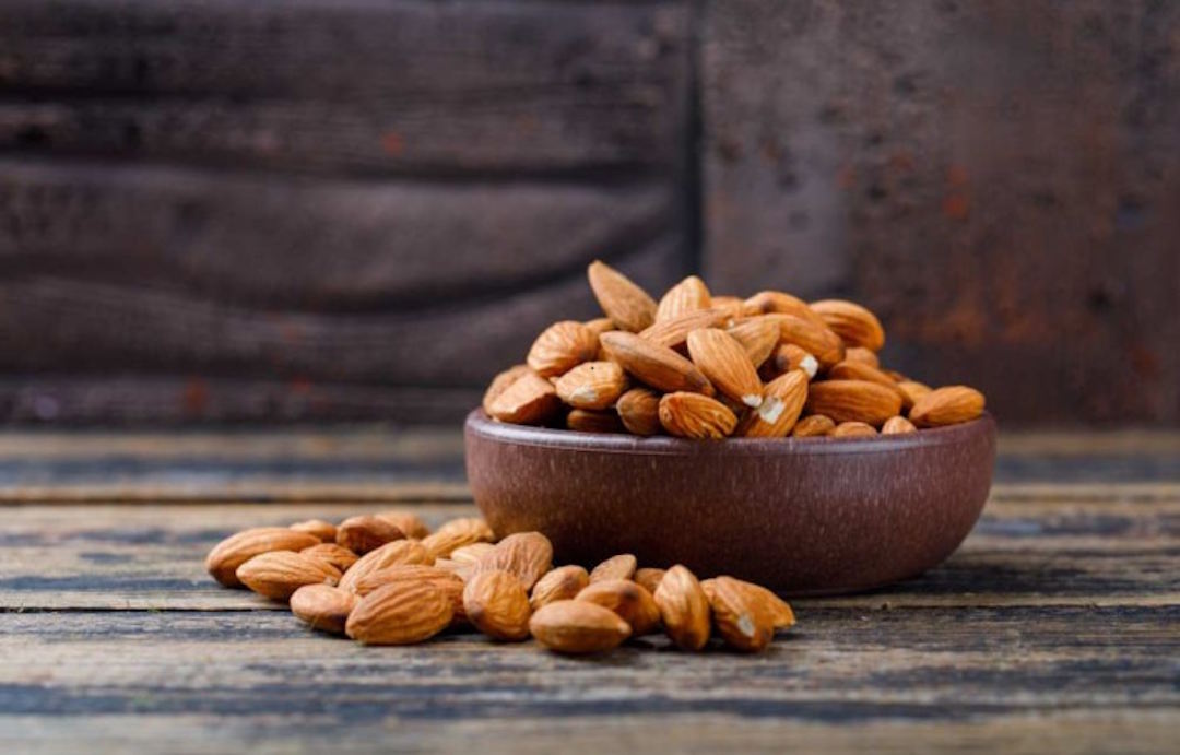 Une assiette d'amandes
