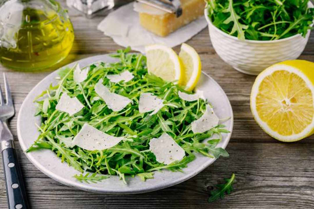 Assiette de roquette avec du citron, riche en vitamine C
