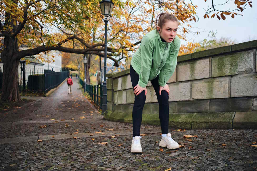 Une jeune fille qui fait des activités physiques