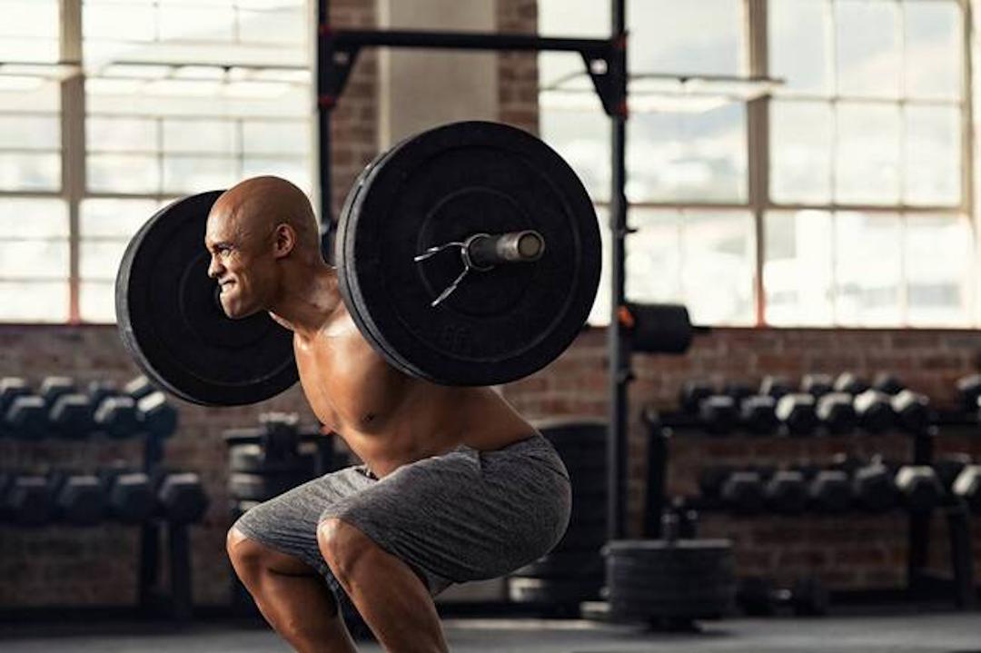Un homme qui a pris du BCAA en pleine séance de musculation