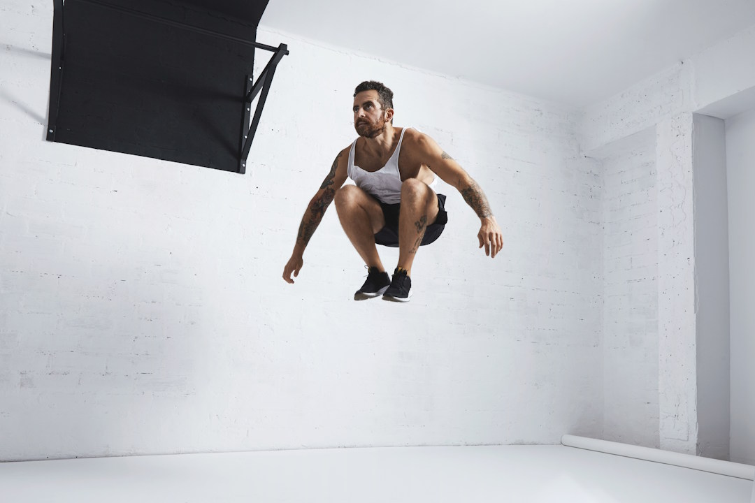 Saut genou poitrine