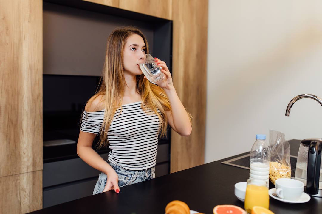 Une hydratation régulière, répartie tout au long de la journée, est essentielle pour maintenir un équilibre optimal