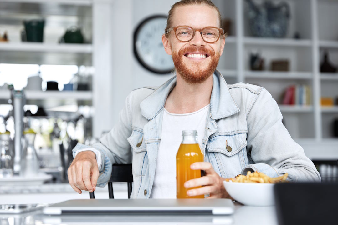 Un homme qui suit un cure de Vitamine D