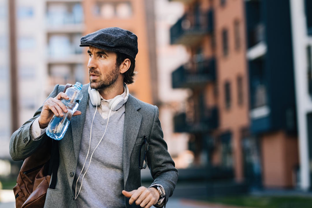 Un homme européen qui boit 3 litres d'eau par jour