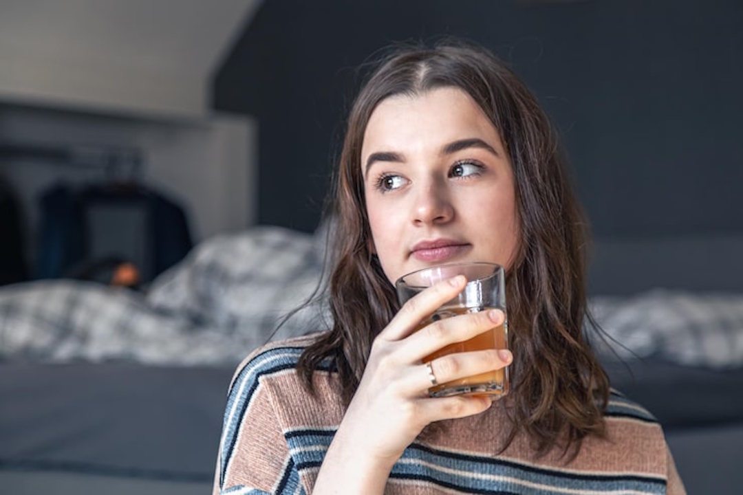Une femme européenne qui boit une boisson sans sucre