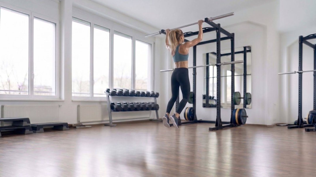 Le Burpee Pull-up est un saut en attrapant une barre pour effectuer une traction.
