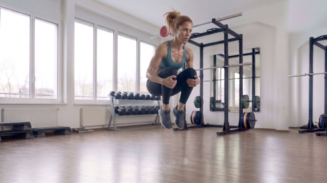 Le Burpee tuck jump est un exercice avec le genoux vers la poitrine
