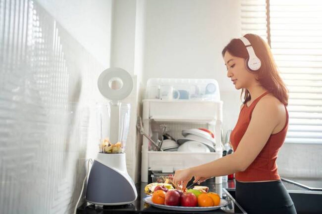 Une femme qui prépare son petit déjeuner après un entrainement