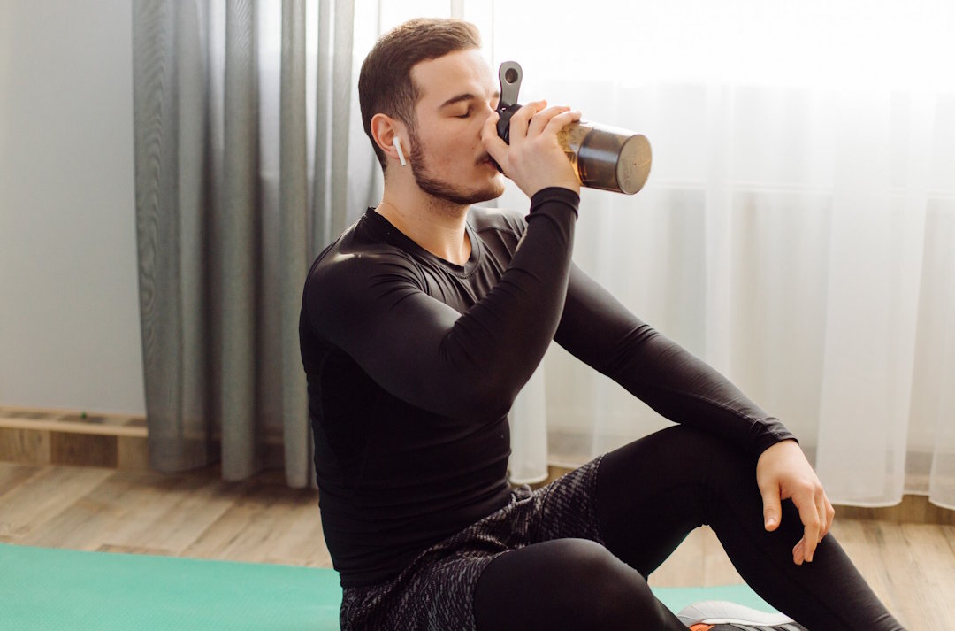 Un homme qui boit du café en tenue de sport