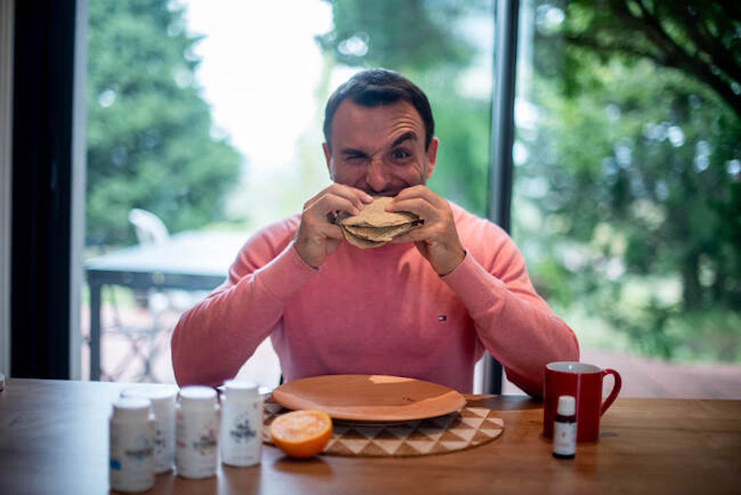 Un homme qui mange en faisant attention à son poids et à sa santé