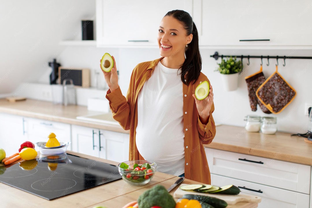 Une femme enceinte qui tient des avocats