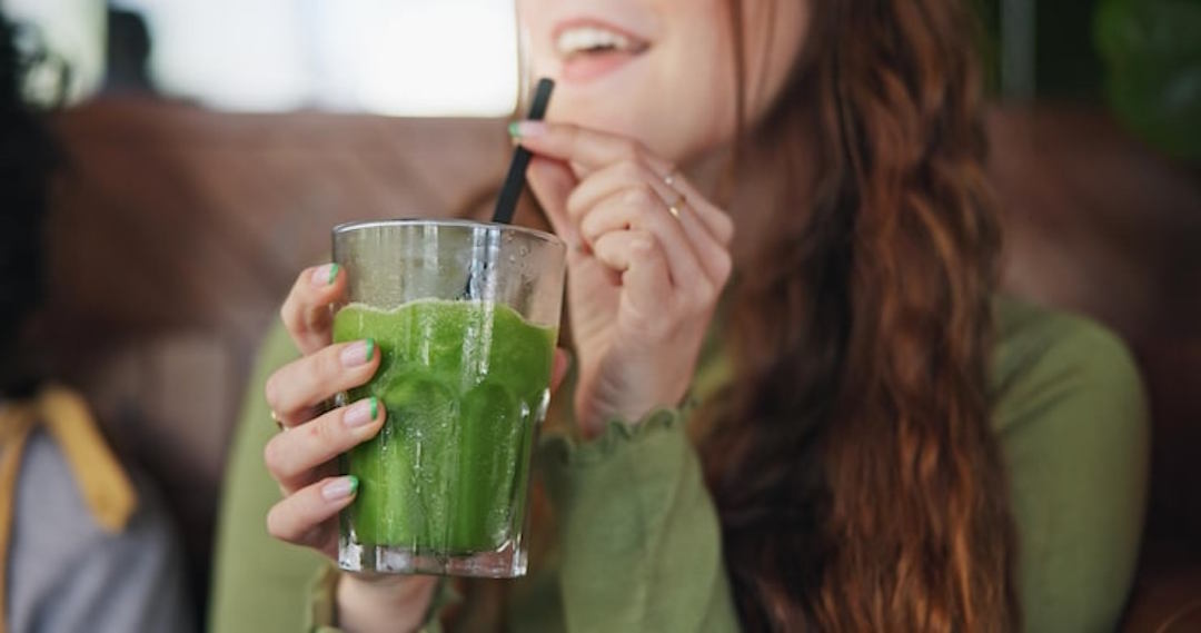Une femme qui boit du Chlorella et bienfaits