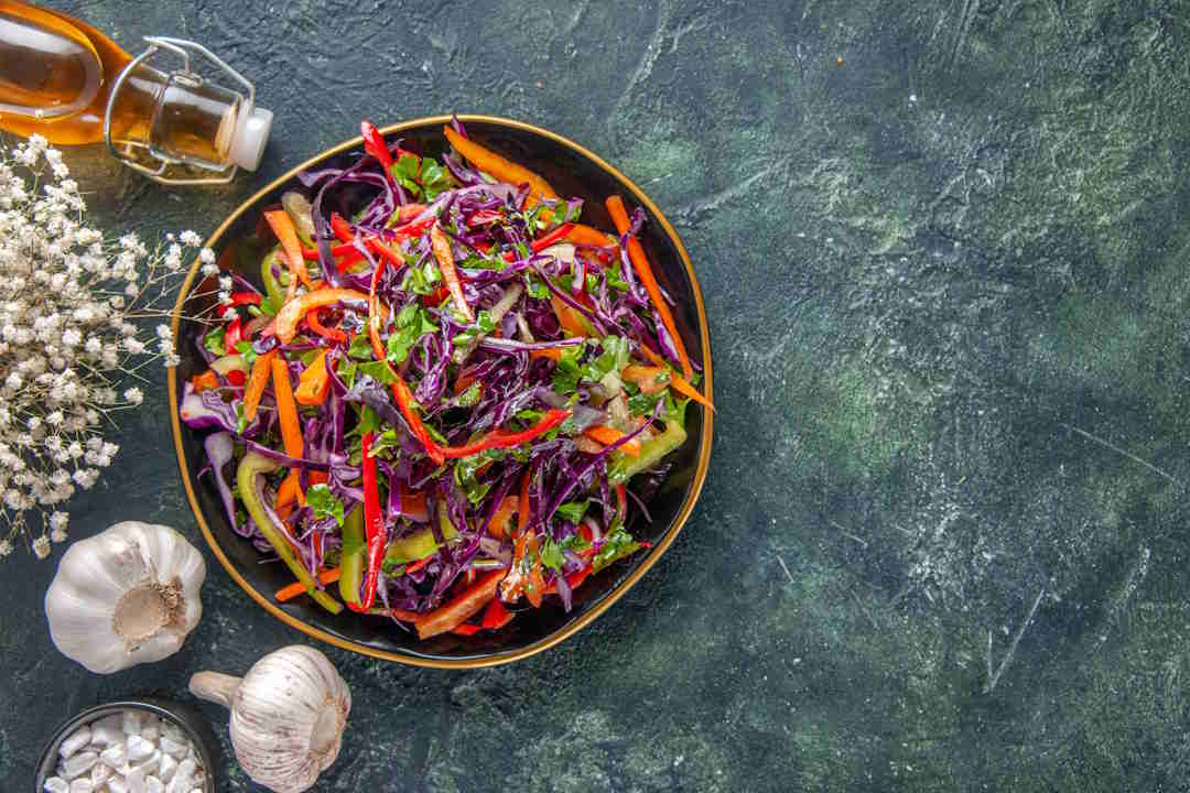 Chou rouge cru en salade pour la digestion