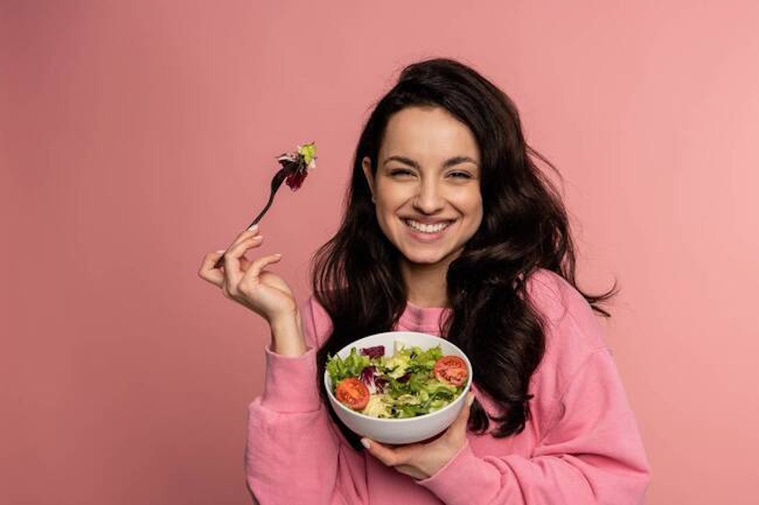 Une femme qui prend un plat bien équilibrer pour la santé
