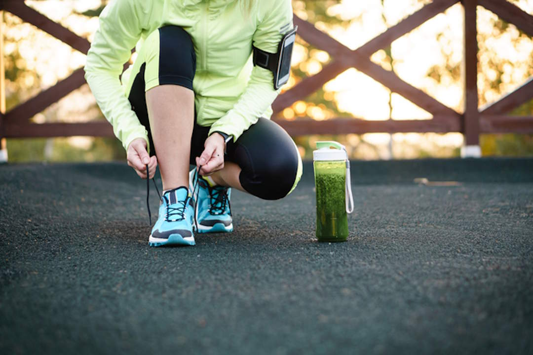 Un sportif faisant son exercice avec son protéine 