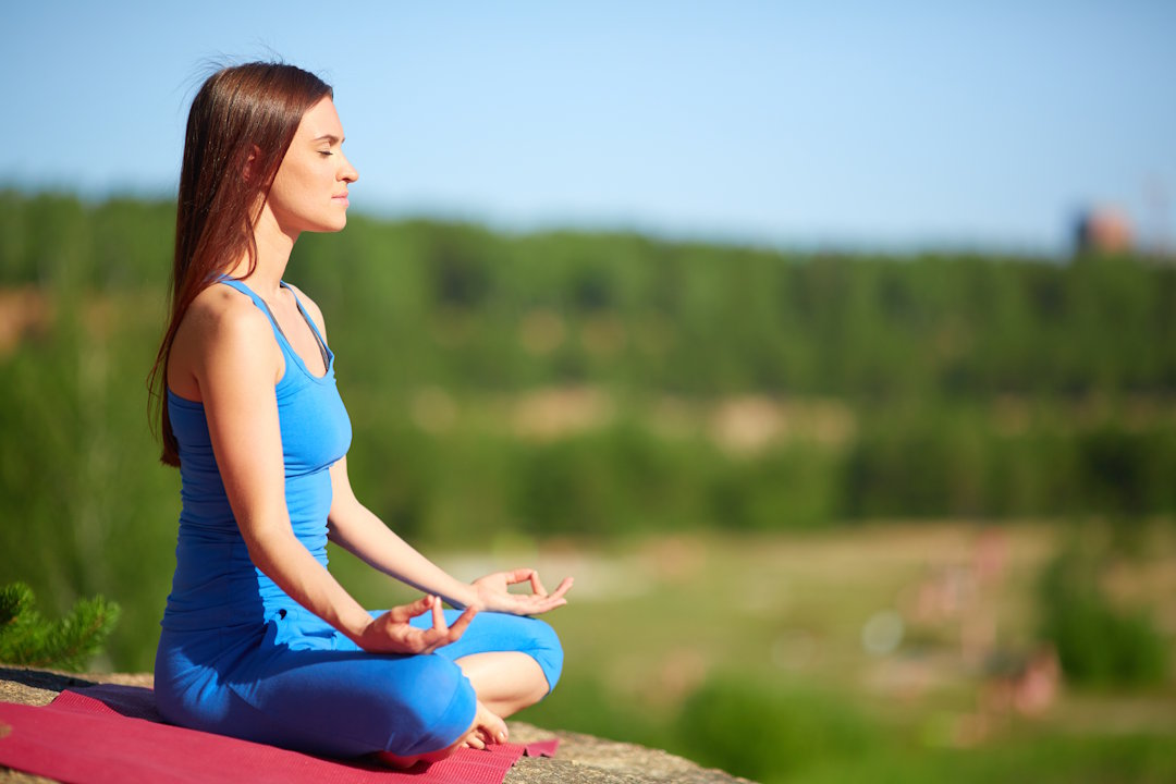 Une jeune femme qui fait une méditation