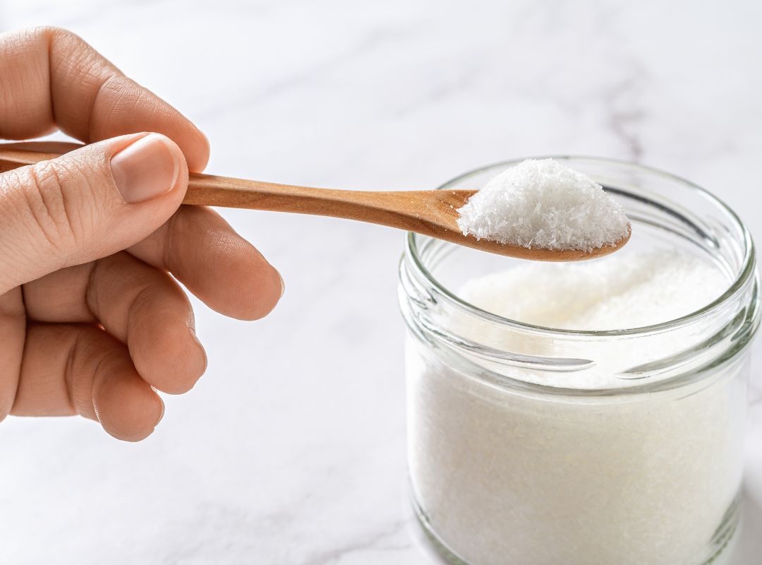 Une personne qui prend de la glutamate dans une petite cuillière