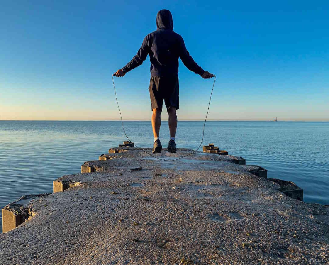 Un homme qui fait de la corde à sauter saut classique à pieds joints