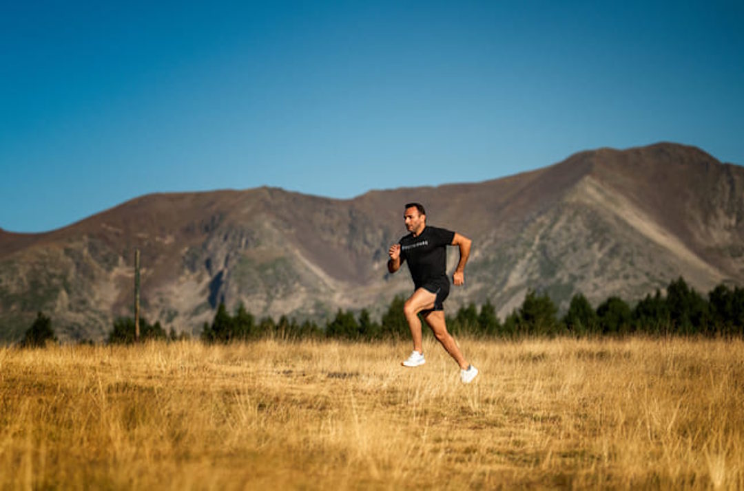 Un homme qui fait une course d'endurance
