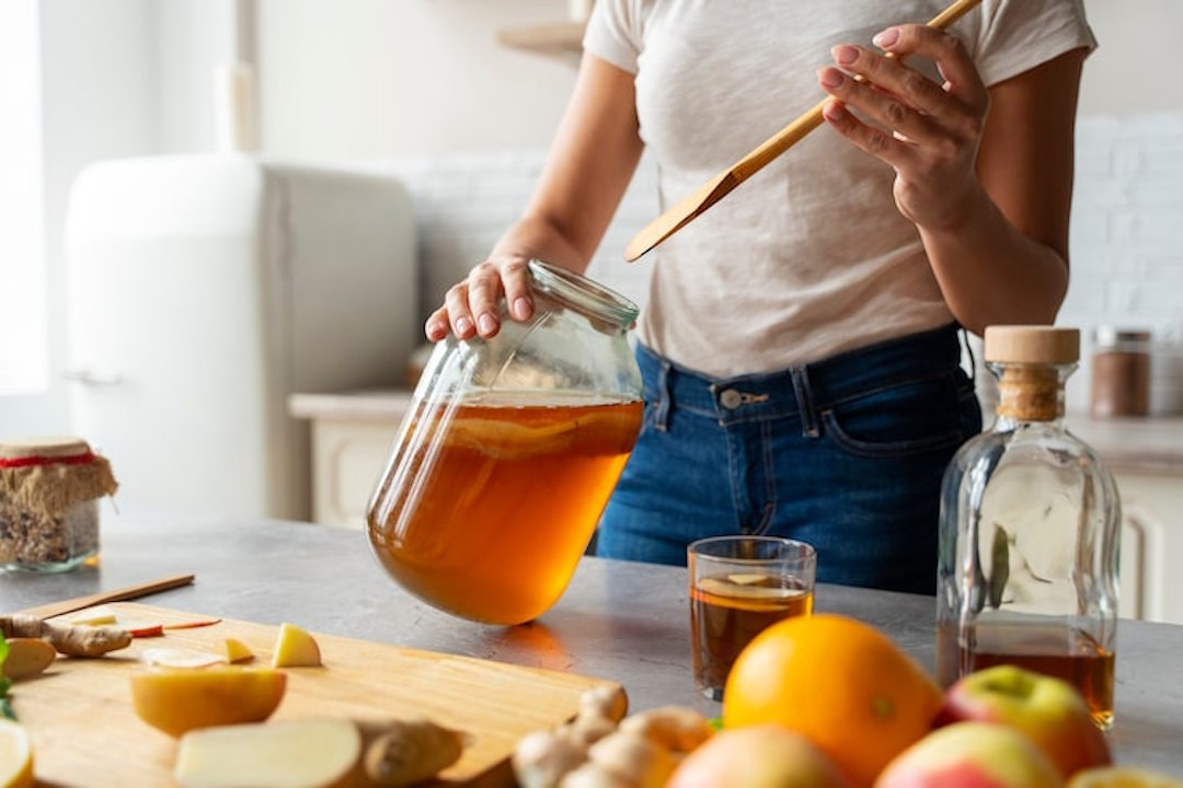 Une personne qui cuisine avec du miel de lavande