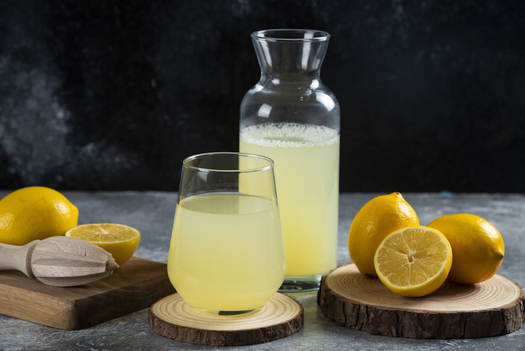 Du jus de citron dans une verre