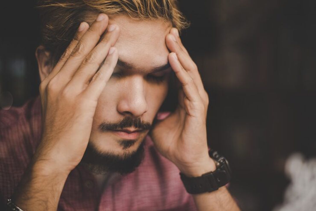 Un homme qui souffre de d&eacute;pression par manque de magn&eacute;sium