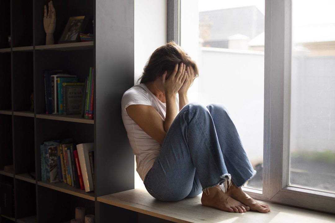 Une femme en dépression qui a besoin de griffonia
