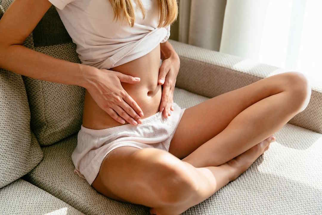 Une femme avec une bonne digestion grâce au microbiote