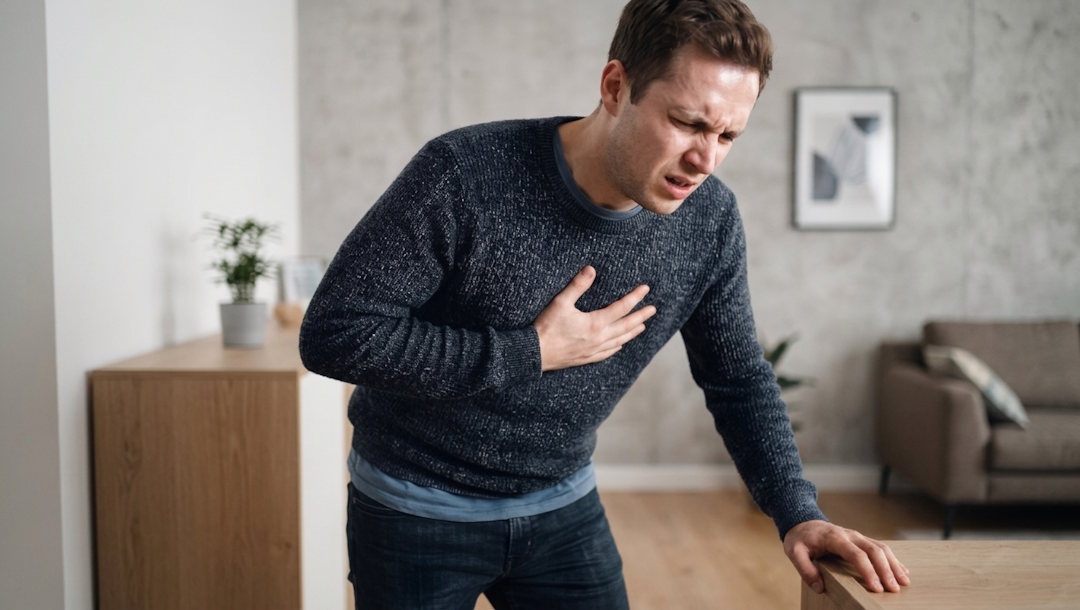 Un homme qui a une douleur au thorax