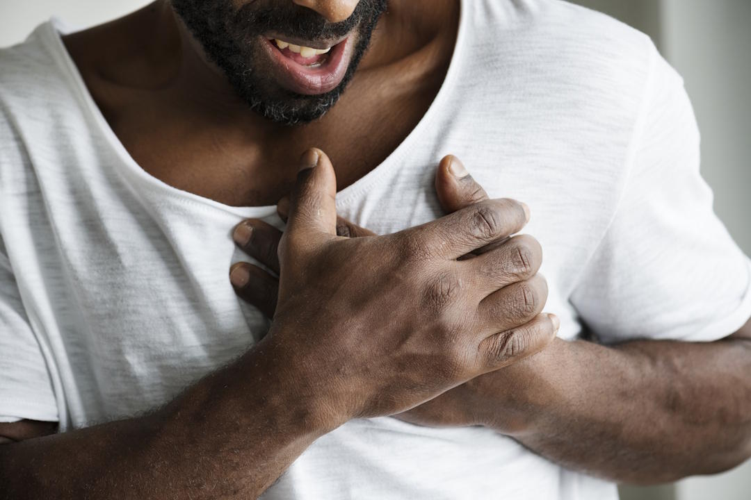 Un homme qui souffre de douleurs à la poitrine à cause du Citrage de magnésium