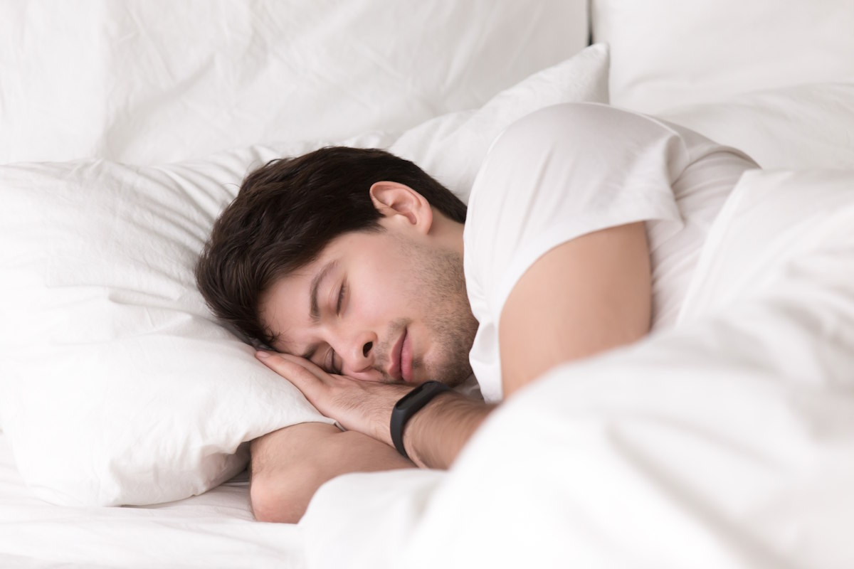 Un homme qui dort rapidement après des somnifères sans ordonance