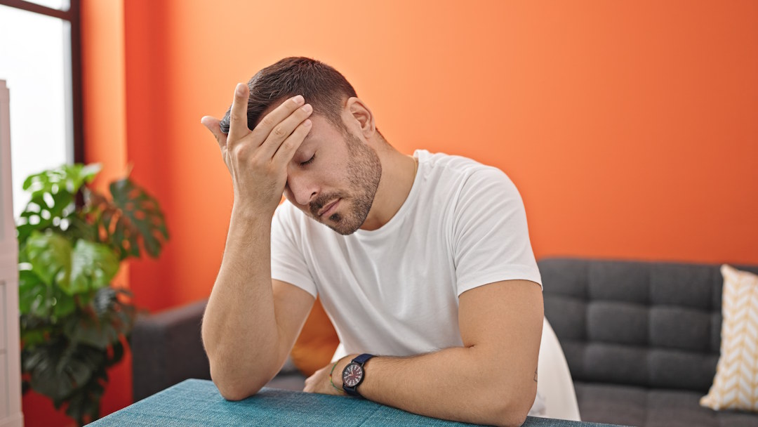 Un homme victime d'une fatigue chronique à cause d'une carence en fer