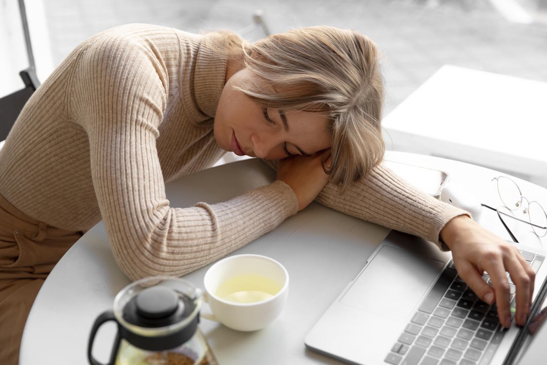 Une femme fatiguée qui a besoin de vitamines