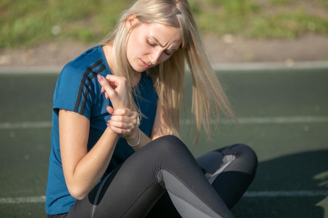 Une femme qui fait du sport et qui souffre de douleur au poignet par manque de collagène