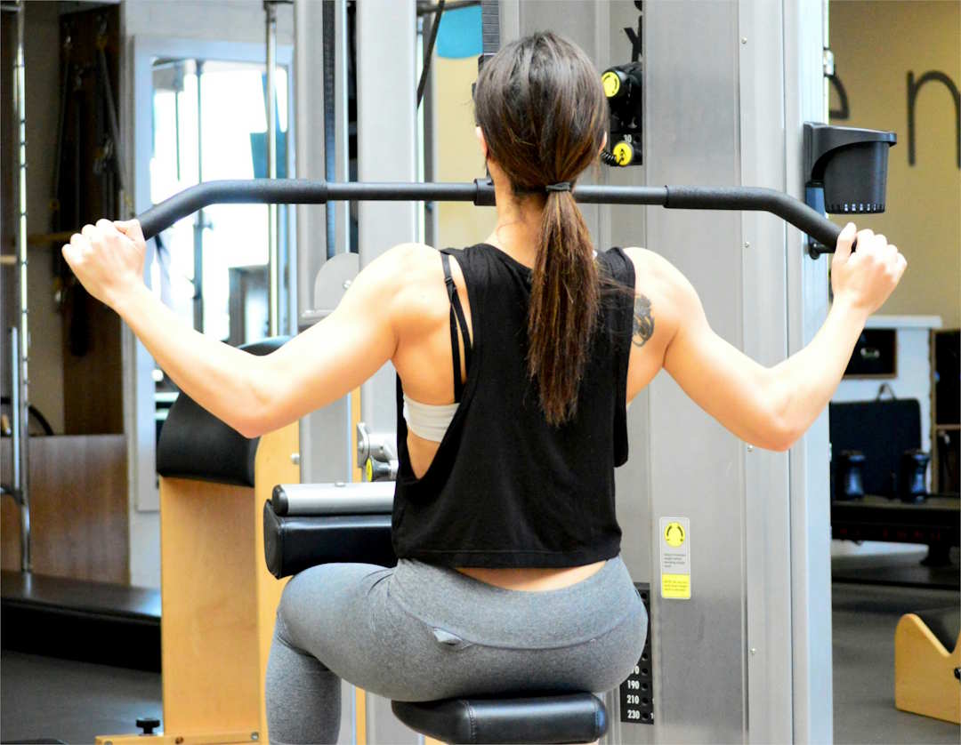 Prise large en pronation, tirage vertical