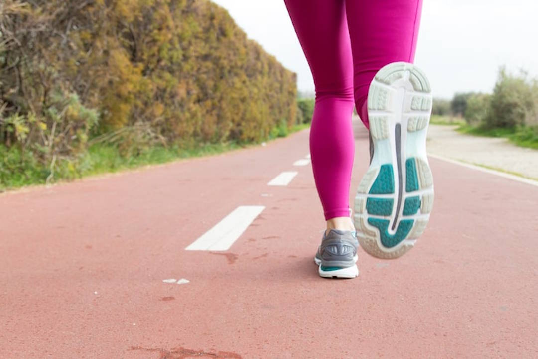 Une femme qui fractionne une course