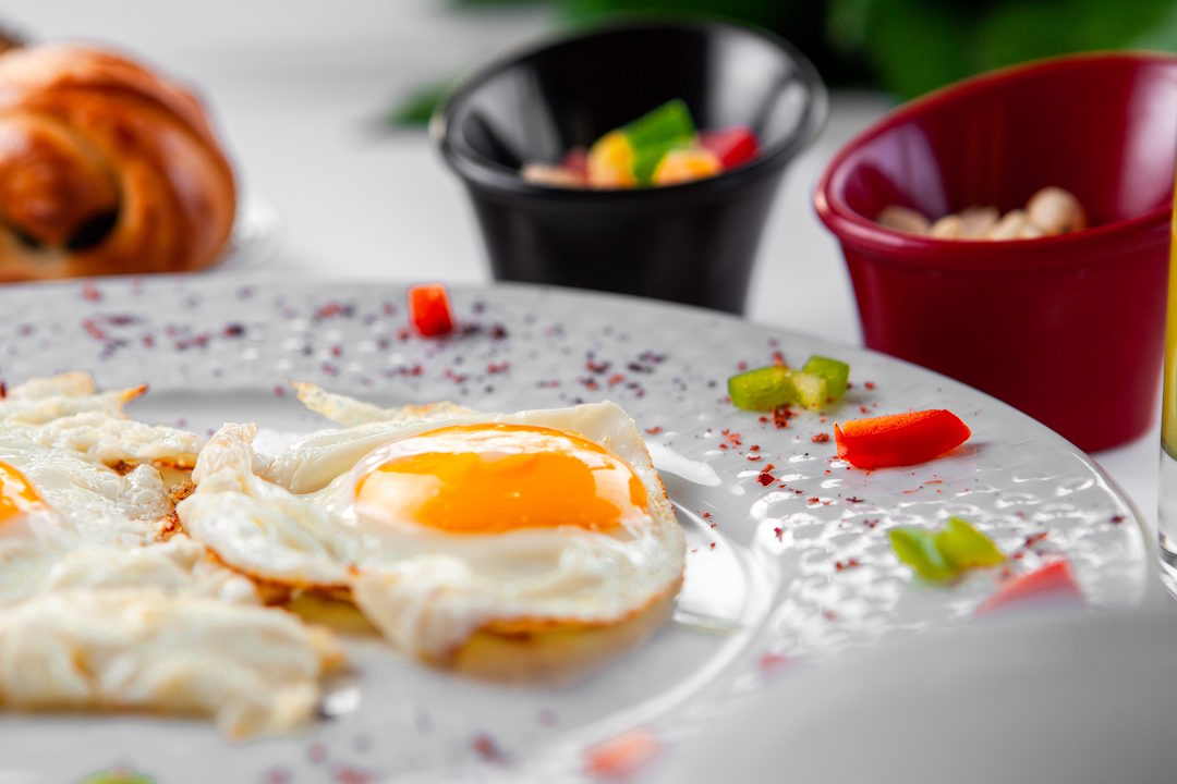 Un plat d'œuf au petit-déjeuner