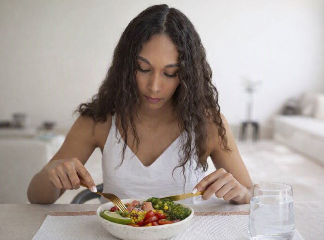 Une femme qui prend un plat  hypocalorique
