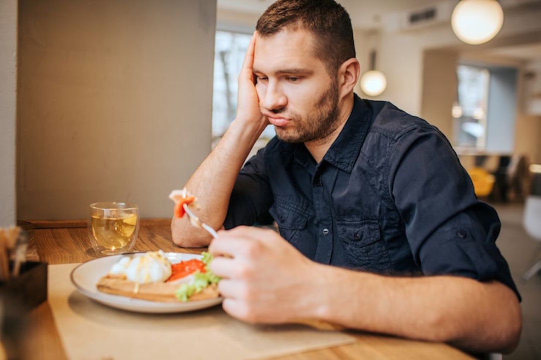 Un homme qui perd l'appetit