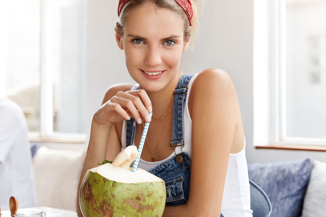 Une hydratation naturelle  avec l'eau de coco