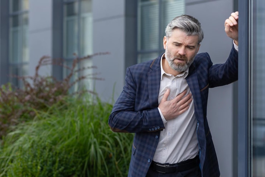 Un homme en pleine crise d'hypoglycémie 