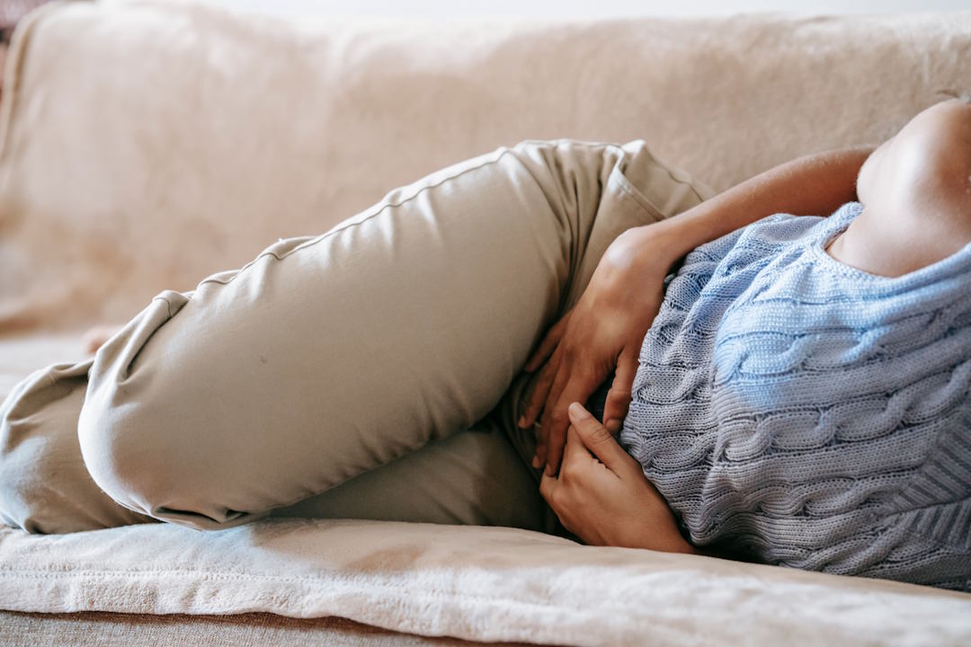 Une femme qui souffre d'une infection urinaire