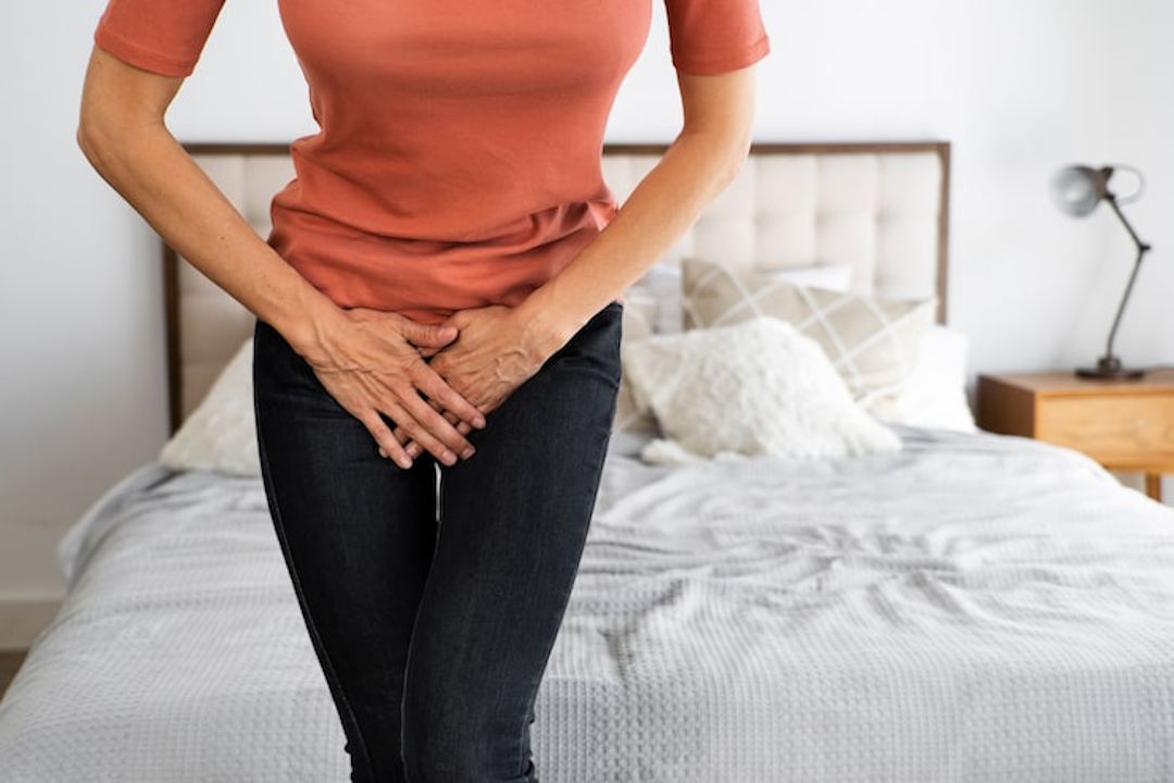 Une feme victime d'infections urinaires et qui a besoin de jus de cranberry