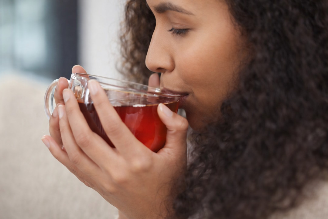 Une personne qui boit une infusion pour la douleur