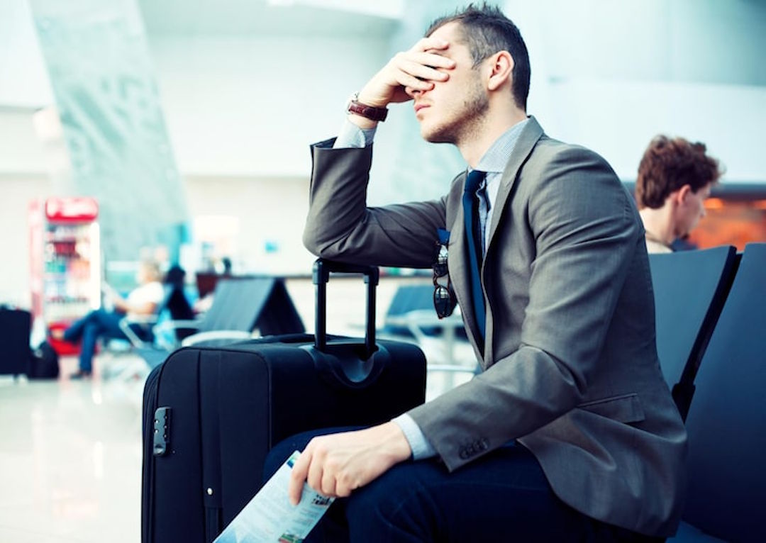 Un homme victime de jet lag et de stress à l'aéroport