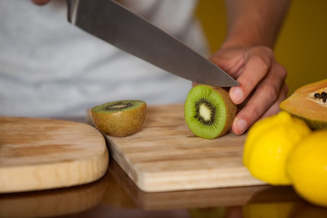 Un homme qui mange du Kiwi