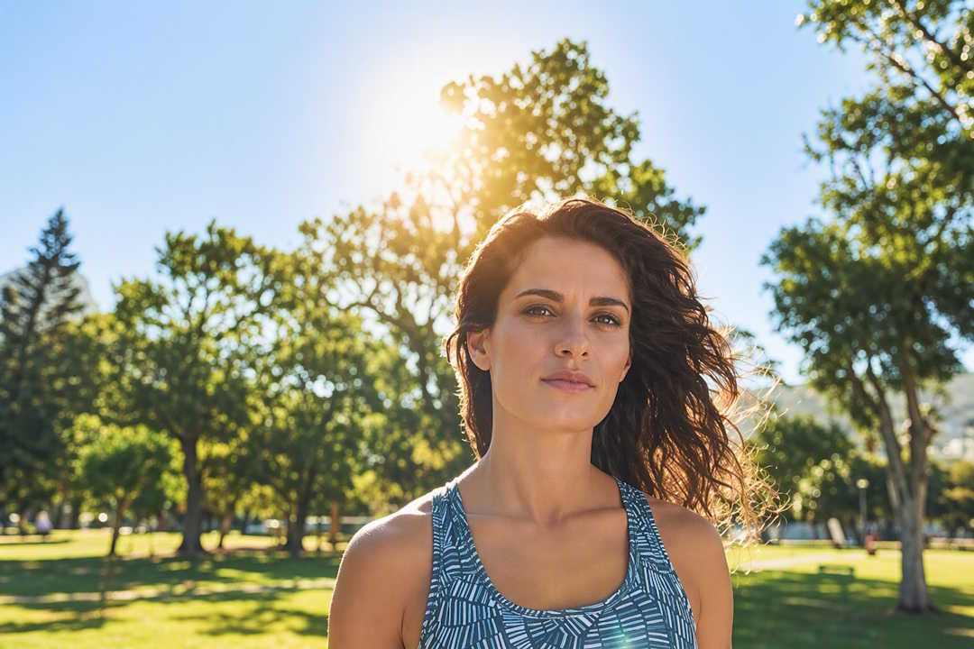 Une femme qui prend une source naturelle de vitamine D