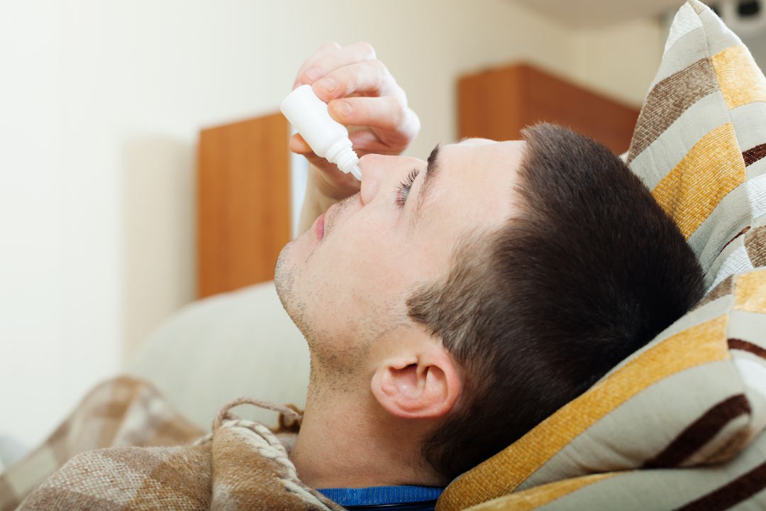 Le lavage du nez avec une solution saline