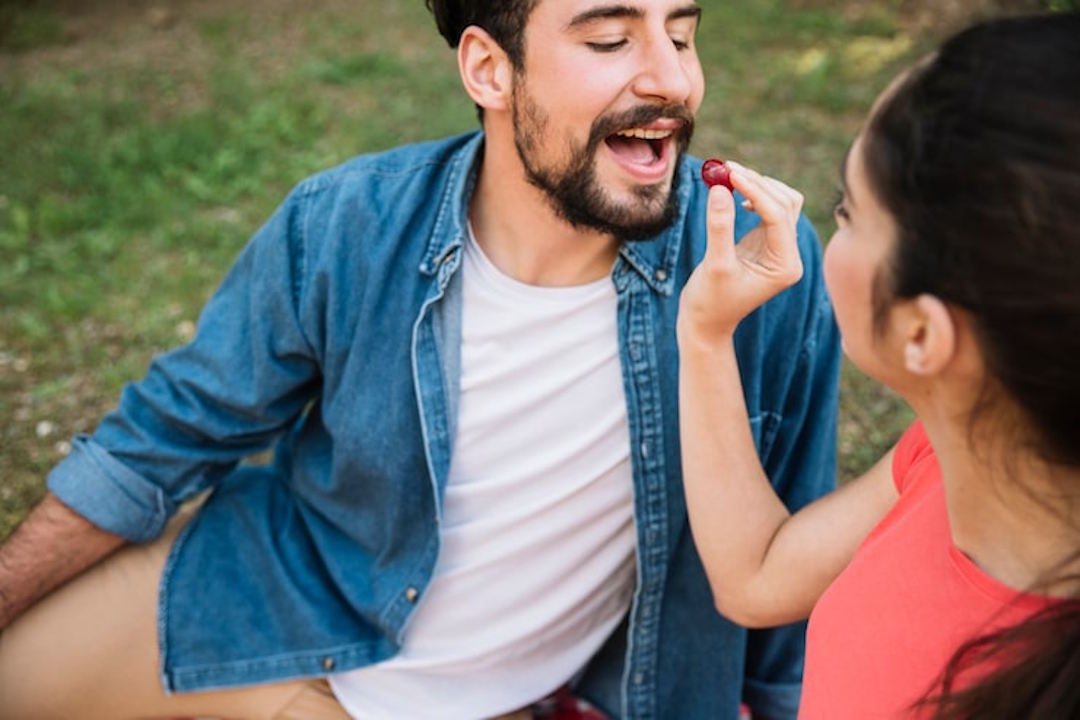 Une personne qui mange acerola
